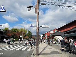 嵐電嵐山駅の周辺では修学旅行生の姿が目立つ