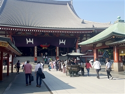 外国人観光客も見られる浅草寺境内