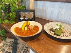蘇を添えたチキンカレーと、抹茶とほうじ茶のテリーヌ