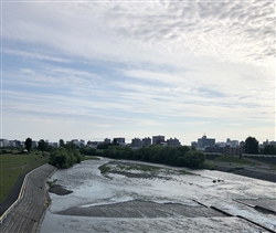 幌平橋から豊平川を望のぞむ