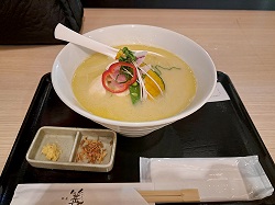 JAPAN FOOD HALLに出店している「銀座 篝」の鶏白湯ラーメン