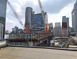 建設中の「東口4階スカイウェイ」先端から