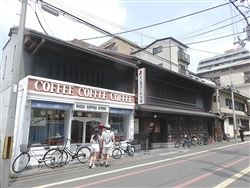 外国人もよく訪れる「イノダコーヒ本店」