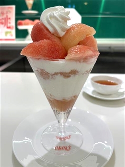 福島県産桃のパフェ。「桃のタワマンや～～」と言いたくなるくらいのボリューム