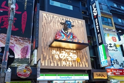 十二単を身に着けて正座する高さ6.7mの黒毛和牛の立体看板