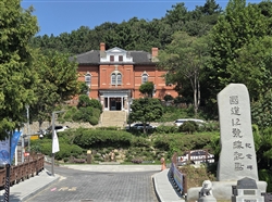 旧日本総領事館の跡（写真奥側）と国道第1号線始発点の石碑（写真右側）