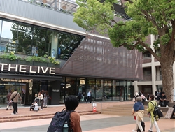 本当に駅の目の前にある「THE LIVE supported by 大和地所」