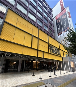 黄色のファサードが目を引くオニツカタイガー新宿