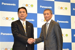 「パナソニック・エプコエナジーサービス（株）」設立記者発表で握手を交わすパナソニックエコソリューションズ社の井戸正弘副社長（左）とエプコの岩崎辰之代表取締役