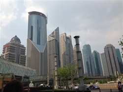 上海は東京よりも高層ビルが立ち並ぶ