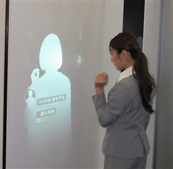 玄関壁面に関連情報を表示