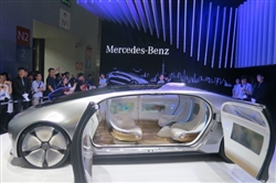 エンジン音もなく、ハンドルも握らないベンツの「F015ラグジュアリー・イン・モーション」