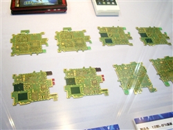 スマホ用メーンボードとして採用された大日本印刷の部品内蔵基板