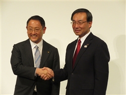 トヨタ自動車の豊田社長（左）とパナソニックの津賀社長