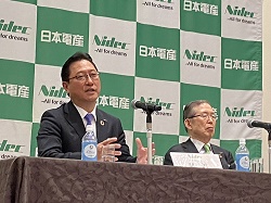 関新社長（左）と永守会長（2月の新社長発表会見にて）