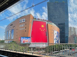 国慶節に合わせて中国の国旗を掲げた上海の商業施設