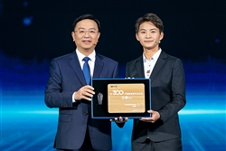BYD創業者の王伝福CEO（写真左）