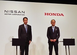 日産とホンダがMOUを締結（左から日産の内田社長、ホンダの三部社長）