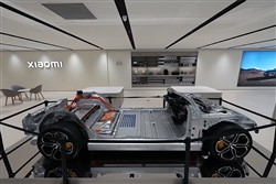 ギガキャスト成形されたSU7の車体シャーシ