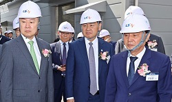 プリカーサー工場完成を際して訪れたLSグループの具会長（写真左側、9月30日） 写真提供：LSグループ