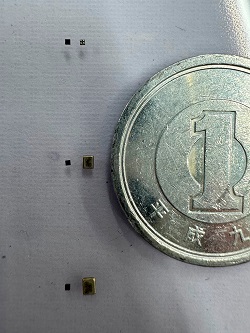 左上がSiTimeの0505サイズのMEMS振動子「Titan」