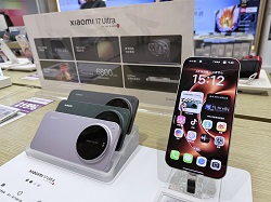 LEICAと共同開発した高性能なカメラ機能を搭載したフラッグシップスマホ（上海のシャオミー店舗で撮影）