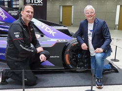 TDKもポルシェと一体で開発に邁進（左からモドリンガー氏、TDKのミッションエグゼクティブ マイケル・ポチャッコ氏）