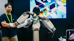 5本指を使い細かい作業を披露するヒューマノイド