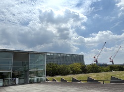 国会図書館関西館とDC建設現場のクレーン