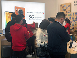 中国では営業しているが海外では営業中止のファーウェイショップ（上海市の商業施設で3月下旬撮影）