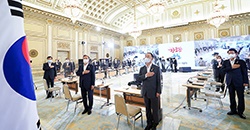 韓国版ニューディール政策を打ち出す文大統領（左から2番目、写真提供：韓国大統領府）