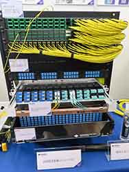DC向け光ファイバーケーブル・光コネクターで日系が強み発揮（Data center Japan展の住友電気工業展示ブースで撮影）
