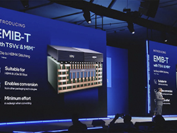 インテルは年次イベントで「EMIB-T」の概要を説明（インテルの発表動画から抜粋）