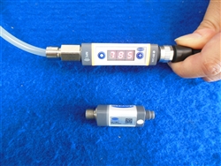 ディスプレー表示のある新型圧力スイッチ（上）とないタイプの同スイッチ