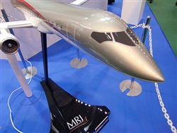 国産小型ジェット機第1号のMRJ（模型）
