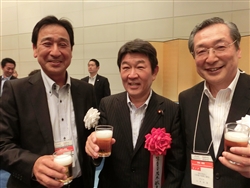 JPCA小林会長（左） 元経産大臣の茂木氏（中） JPCA山本副会長