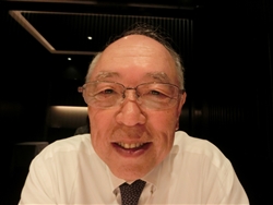 藤光樹脂会長の小川雅雄氏