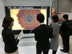 サプライズともいうべきBOEの8Kディスプレーに人が群がる