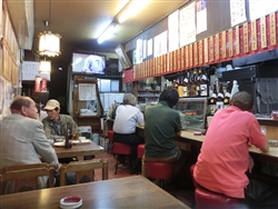 野球中継を見ながらひとりビール！！（筆者がよく通う横浜・鶴見のレトロ居酒屋） 