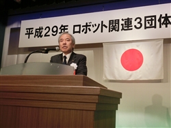 挨拶される日本ロボット工業界の会長　稲葉善治氏