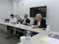 8月31日にローム京都駅前ビルで行われた記者会見（中央はNEDIA会長） 