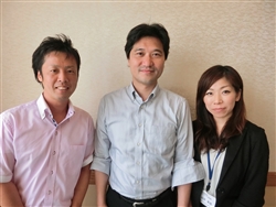 ジャパン・コスメティックセンターのスタッフ（中央は八島大三氏、右は田原美穂氏）