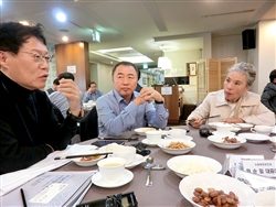 談笑する韓国半導体ディスプレー技術学会のメンバー（一番左は朴教授）