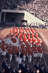 東京五輪開会式での日本選手団の入場行進＝1964年10月10日、東京・国立競技場で（提供：朝日新聞社）