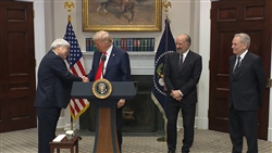 握手をするTSMCの魏哲家CEOとトランプ大統領（ホワイトハウスの発表動画より）