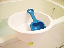当面はシャベルと洗面器で水遊び