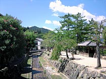 厳島神社の裏側は古都のような雰囲気