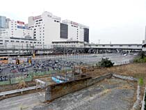 八王子駅南口に病院を計画。奥は閉店した「そごう八王子店」