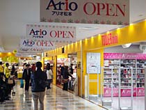 CDショップ(手前)だと好きな音楽をかけられるのだろうか(写真はアリオ松本)