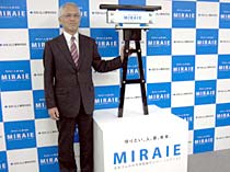 制震ダンパーを披露する住友ゴム工業の福本隆洋氏